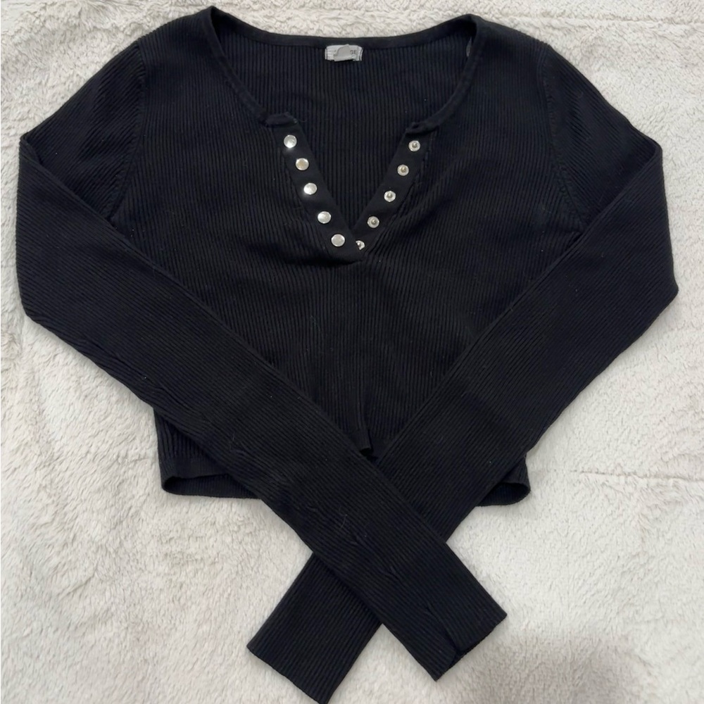 black garage button long sleeve crop top